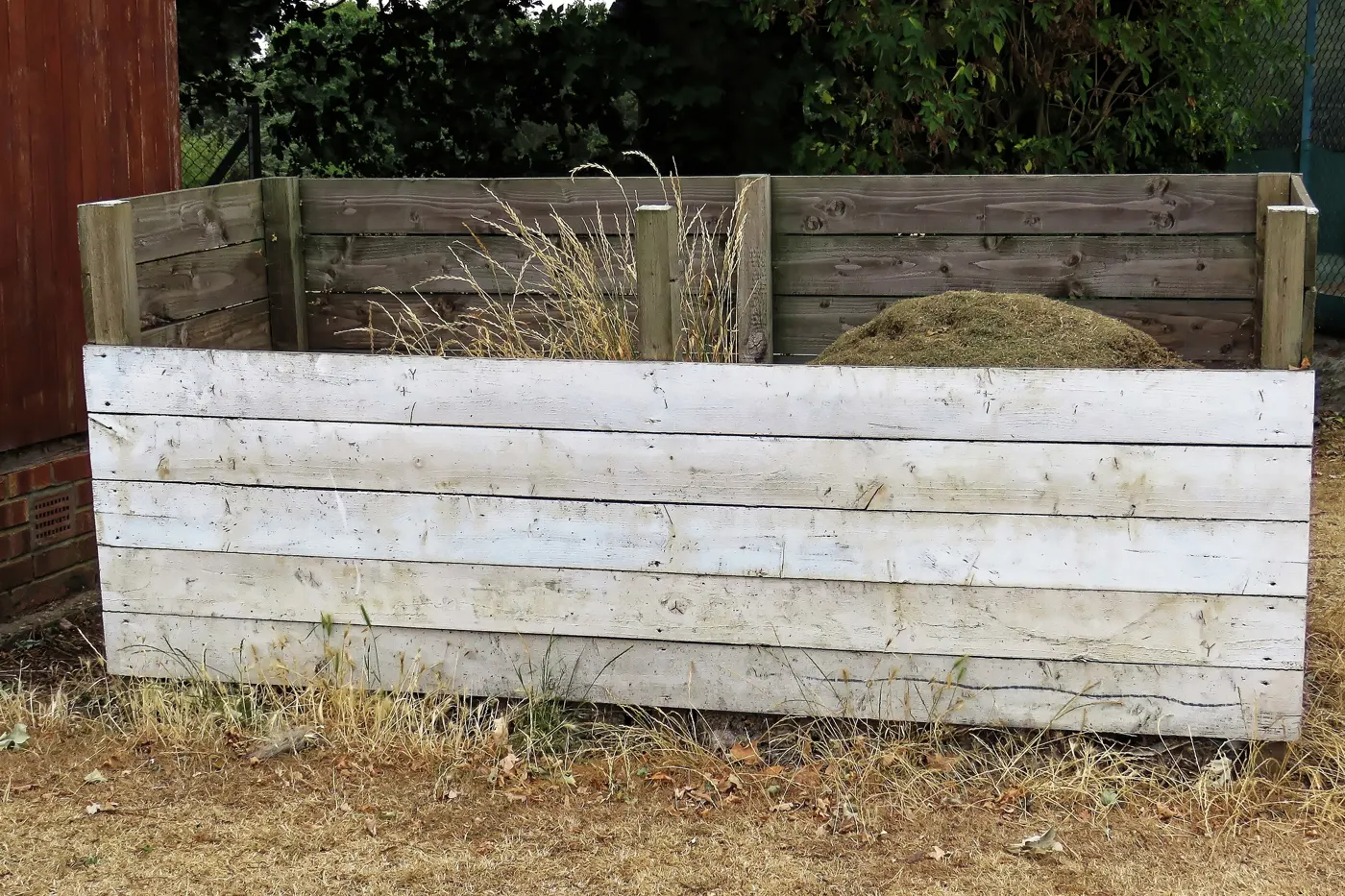 Composteur à cases en planches de bois dans un jardin