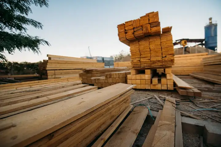 Piles de planches de bois scié rangées sur le parc d'une scierie
