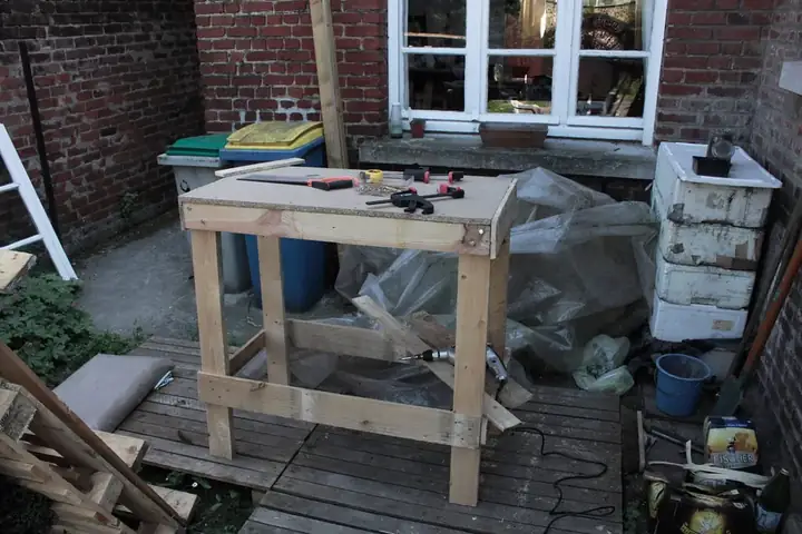 Table en bois de palette en cours de fabrication dans une cour