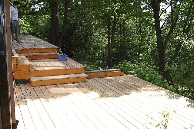 Terrasse en lames de cèdre avec marches, en lisière de bois