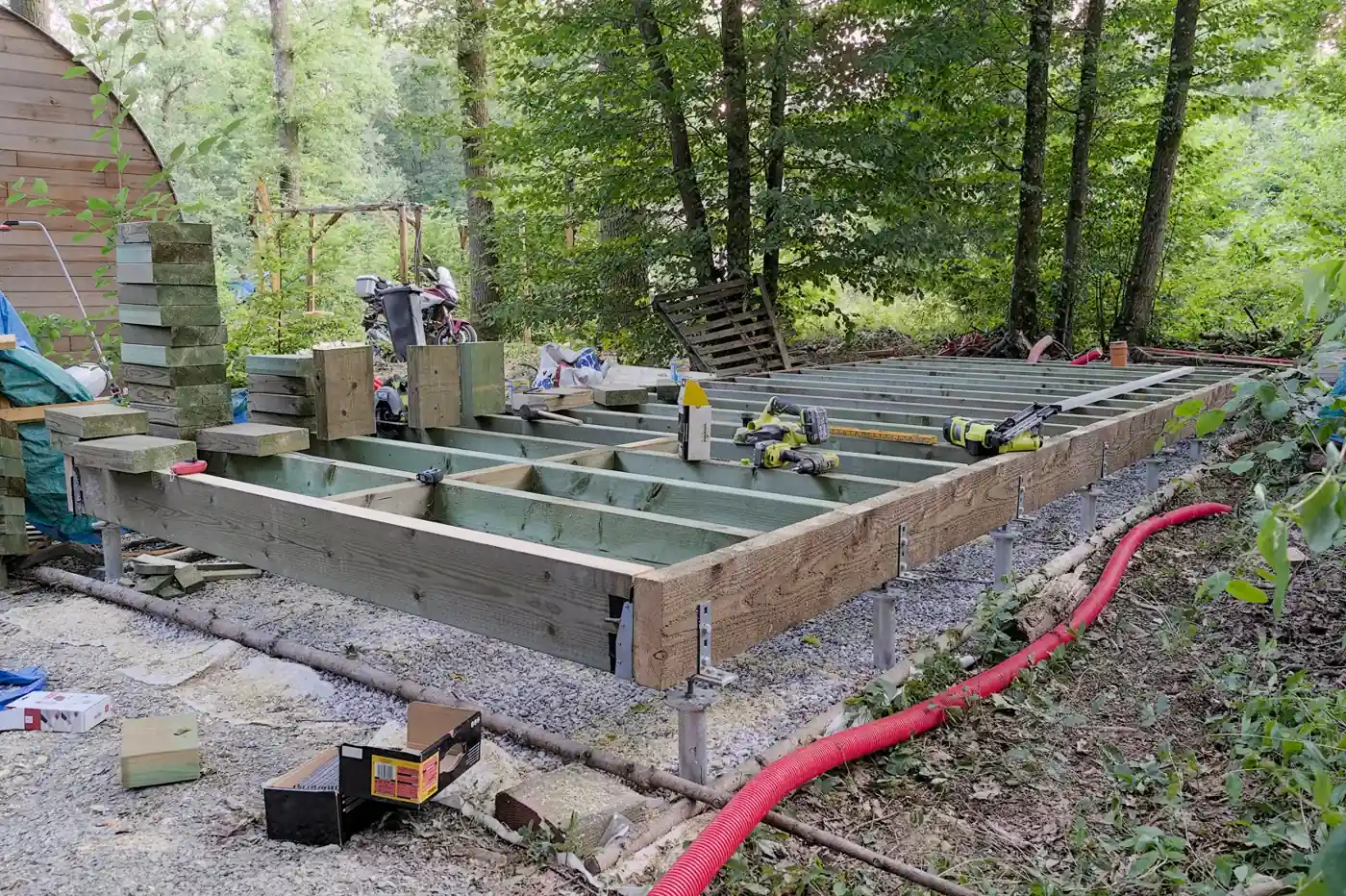 Cadre de plancher en bois résineux, longrines et solives, posé au-dessus du sol sur un chantier